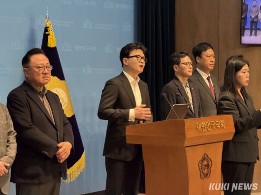 한동훈 전 국민의힘 대표가 14일 국회 소통관에서 당 윤리위원회 제명 결정에 관련해 기자회견을 하고 있다. 유병민 기자