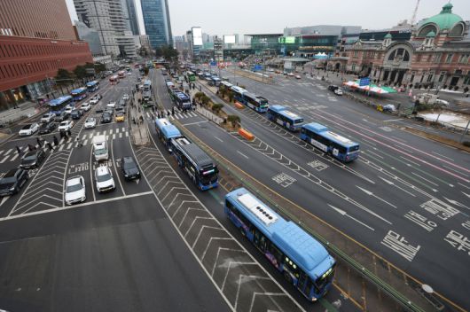 서울 시내버스 노사의 임금·단체협약(임단협) 협상이 파업 이틀 만에 타결된 다음 날인 15일 서울역버스환승센터에서 버스들이 줄지어 이동하고 있다.