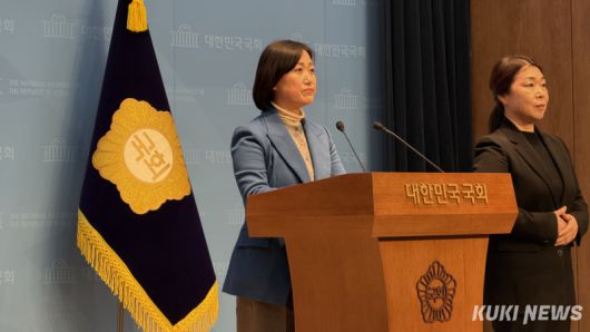 백승아 더불어민주당 원내대변인이 16일 서울 여의도 국회에서 열린 기자회견에서 발언하고 있다. 유병민 기자