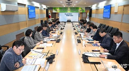 평창군은 16일 군청 2층 소회의실에서 평창군수를 비롯해 강원도 농정과, 서울대 그린바이오 과학기술연구원(GBST), 강원테크노파크, 전략기획위원회 등 산·학·연 관계자들이 참석한 가운데 그린바이오 산업 거점 도약을 위한 핵심 인프라인 ‘그린바이오 벤처캠퍼스 운영 전략 수립 연구용역 완료보고회’를 개최했다. 그린바이오 벤처캠퍼스 운영전략 수립 중간보고회. 평창군 제공