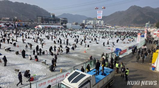 2026 화천산천어축제 일주일째인 16일 축제장을 찾은 관광객들이 축제를 즐기고 있다.