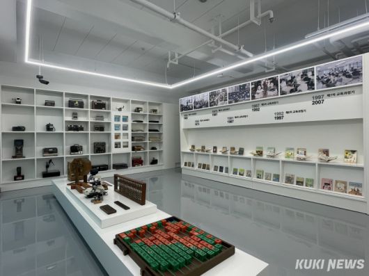 충남교육청기록원은 충남교육의 역사와 교육 현장의 모습을 기록으로 소개하고, 이를 도민과 공유하기 위한 전시 공간을 조성했다.