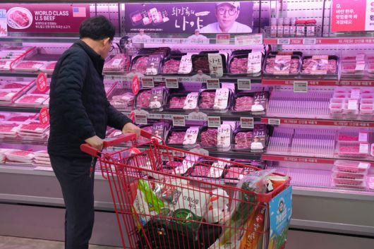 롯데마트를 방문한 고객이 ‘최강록의 나야’ 시리즈 제품을 살펴보고 있다. 롯데마트 제공