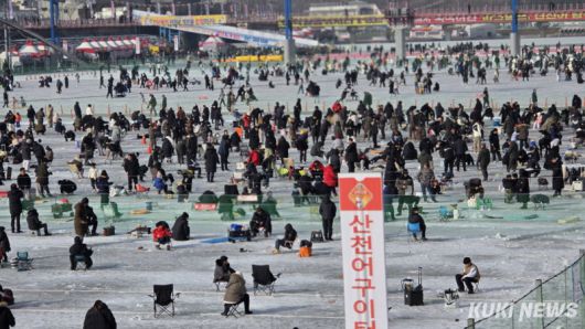2026 화천산천어축제 일주일째인 16일 축제장을 찾은 관광객들이 축제를 즐기고 있다.