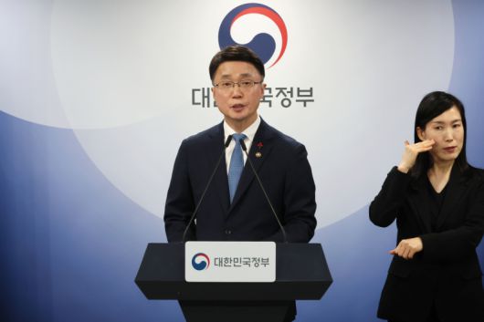 류제명 과학기술정보통신부 2차관이 15일 서울 종로구 정부서울청사에서 독자AI 파운데이션 모델 프로젝트 1차 단계평가 결과를 발표하고 있다. 연합뉴스