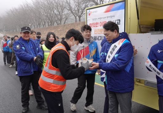 윤재승 CJ대한통운 오네(O-NE)본부장이 경기도 포천시 소재 서브터미널을 찾아 현장 근로자들에게 어묵을 나눠주고 있다. CJ대한통운 제공