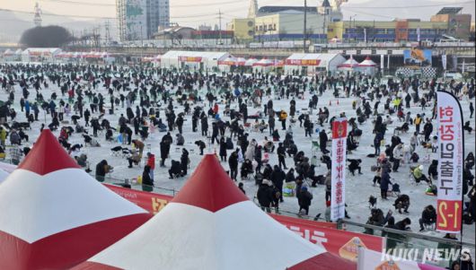 강원 화천 산천어축제 개막 둘째 주말인 17일 이른 아침부터 수많은 인파가 몰려 인산인해를 이루고 있다.