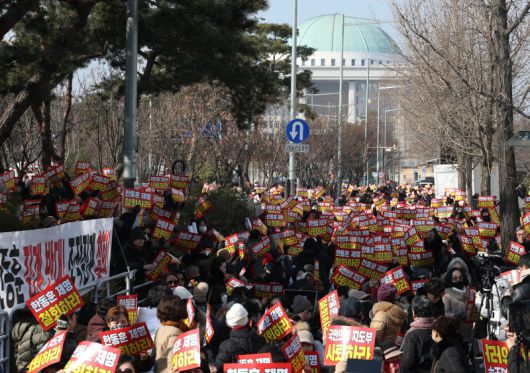 한동훈 전 대표 지지자들은 17일 국회 앞에서 한 전 대표 제명 취소를 촉구하는 집회를 열었다. 연합뉴스