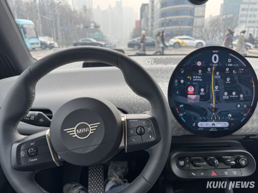 삼성디스플레이와 MINI가 협업해 개발한 디스플레이가 중앙에 위치하고 있다. 김수지 기자