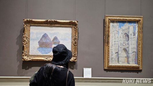 왼쪽은 클로드 모네, 밀짚 더미(눈과 태양의 효과), 1891, 캔버스에 유채, 65.4x 92.1cm, 오른쪽은 클로드 모네, 루앙 대성당: 입구(햇빛), 1894, 캔버스에 유채, 99.7x 65.7cm, 메트로폴리탄 미술관