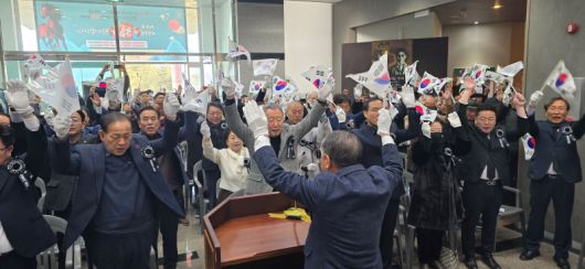 박열 의사 제52주기 추모식에서 참석자들이 만세삼창을 하고 있다. 박열의사기념관 제공.