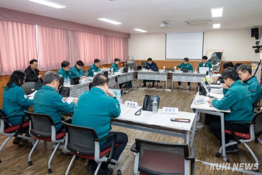 아프리카돼지열병(ASF)이 발생한 강릉의 한 양돈농장에서 사육되는 돼지 2만150 마리 가운데 19일 오전 현재 60% 가량인 1만2000여 마리에 대한 살처분이 완료됐다. 강릉 ASF 발생 양돈농가 현장. 행정안전부·농림축산식품부·농림축산검역본부·강원도·강릉시 참여 'ASF 대응 관계부서 대책회의' 모습. 강릉시 제공