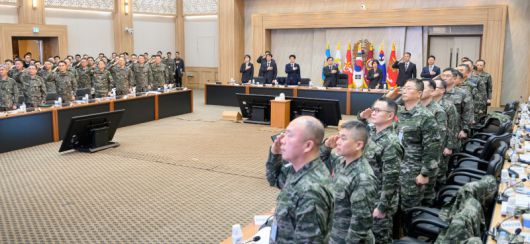 안규백 국방부장관이 19일 계룡대에서 핵심 국방정책 추진을 위한 준비상태 점검에 앞서 국민의례에 임하고 있다. 국방부 제공