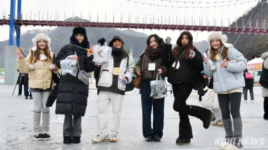 지난 17일 축제장을 찾은 동남아시아 관광객들이 산천어축제 프로그램을 즐기고 있다.(쿠키뉴스 DB)