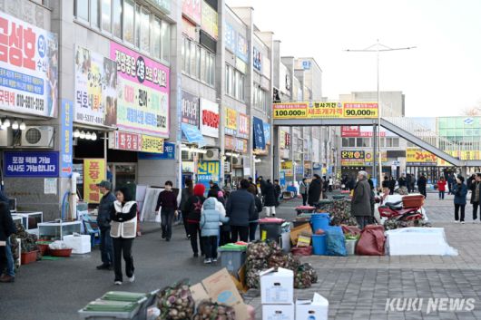 새조개 축제로 관광객이 몰리고 있는 홍성 남당항 모습.