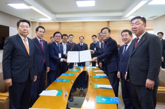 19일 동서횡단철도 관련 12개 지자체들이 국토부 장관을 만나 신규사업 촉구를 건의했다. 서산시