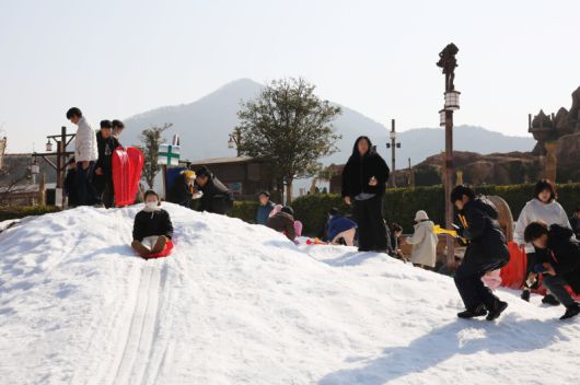 관람객들이 롯데워터파크 눈동산에서 눈 구경을 하고 있다. 롯데워터파크 제공