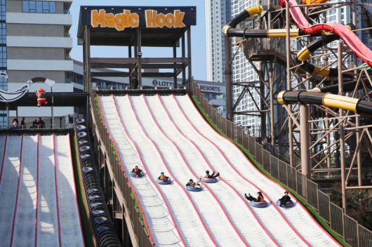 롯데워터파크 이용객들이 사계절 썰매 시설인 매직후크에서 눈썰매를 즐기고 있다. 롯데워터파크 제공