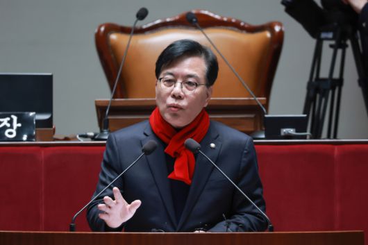 송언석 국민의힘 원내대표가 21일 서울 여의도 국회에서 열린 긴급 의원총회에 참석해 발언하고 있다. 연합뉴스