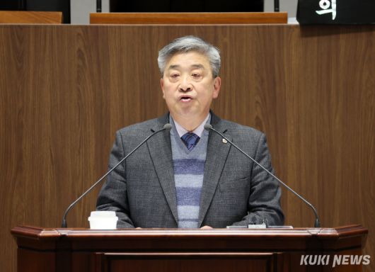 충남도의회 전익현 의원이 20일 임시회 제1차 본회의에서 ‘금강 해수유통을 위한 특별법 제정 촉구 건의안’에 대해 제안 설명을 하고 있다.