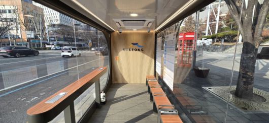 ICT 기술을 적용한 ‘스마트 안심버스 셸터’ 내부 모습. 수성구청 제공