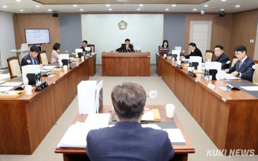 충남도의회 보건복지환경위원회는 21일 제363회 임시회 1차 회의를 열고 인구전략국 소관 조례안 심사 및 2026년 첫 주요업무계획을 보고 받았다.