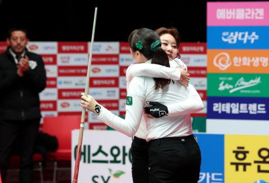 하나카드 김가영과 사카이 아야코가 2세트 승리 후 포옹하고 있다. PBA 제공