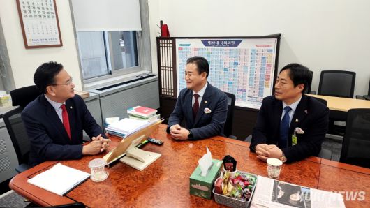 20일 용문~홍천 광역철도의 관심과 협조를 요청하기 위해 유상범 국회의원을 만난 신영재 홍천군수. (사진=홍천군)