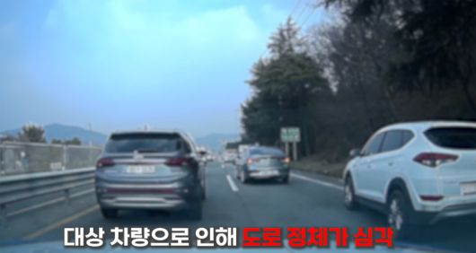 긴급출동 안내방송에 따른 시민들의 적극적인 길 터주기로 정체 구간을 통과, 비틀거리며 중앙선 침범 및 가드레일 충격 등 위험 주행을 반복하는 화물차를 발견했다. /전남경찰청