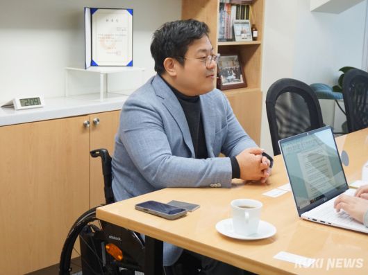 이성준 법무법인 다움 변호사가 지난달 31일 서울 강남구 사무실에서 쿠키뉴스와 만나 인터뷰하고 있다. 이 변호사는 1999년 사고로 하반신이 마비되는 척수 장애를 입었다. 유병민 기자