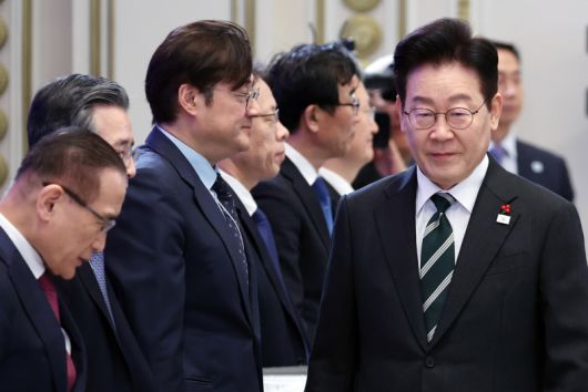 이재명 대통령이 21일 청와대 영빈관에서 열린 신년기자회견에 입장하고 있다.