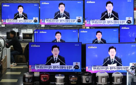 21일 서울 용산구 전자랜드 가전매장 TV에 이재명 대통령 신년 기자회견 방송이 나오고 있다.