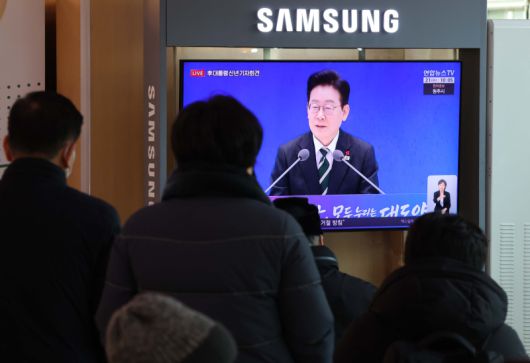 21일 서울 용산구 서울역 대합실에서 시민들이 이재명 대통령 신년 기자회견 방송을 지켜보고 있다.