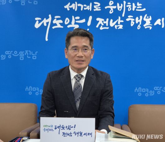 유덕규 전남도 농축산식품국장은 21일 오전 기자실을 찾아 도의회‧농업인단체 등과 협의를 통해 2025년도 정리추경에서 삭감됐던 벼경영안정대책비 114억 원을 올해 추경을 통해 전액 반영하기로 결정했다고 밝혔다. /신영삼 기자