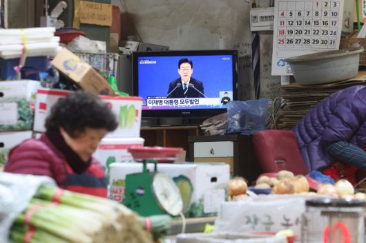 21일 서울 인왕시장의 한 가게에 이재명 대통령 신년 기자회견 방송이 나오고 있다.