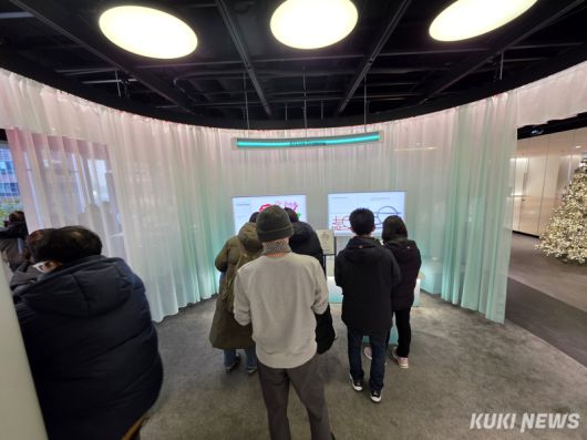 관람객들이 ‘AI  라이브 드로잉존’에서 나만의 작품을 에코백으로 제작하는 경험을 하고 있다. 정우진 기자