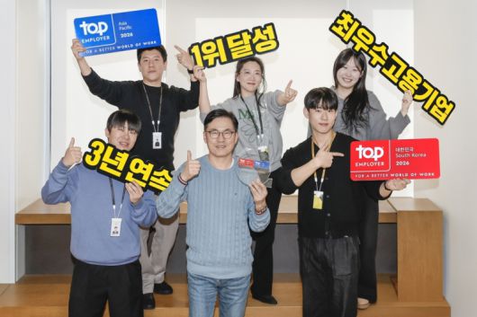 김종주(가운데) 오비맥주 인사 부문장이 직원들과 함께 기념 촬영을 하고 있다. 오비맥주 제공