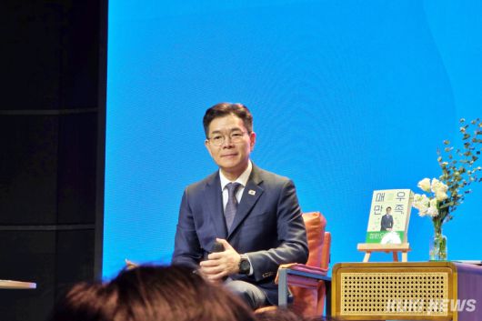 정원오 서울 성동구청장이 21일 저녁 서울 종로구에서 북토크에 참석해 성동구 확대 배경을 설명하고 있다. 김건주 기자