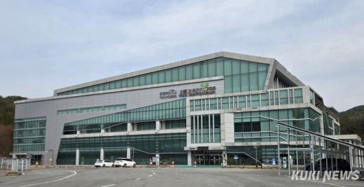 레슬링 국가대표 상비군팀과 충남도청팀·경북체육회팀 등 국가대표와 학생·실업선수단 등 레슬링팀 250여명이 올해 1월 20일부터 2월 13일까지 평창군 국민체육센터 전용훈련장에서 합동 동계 전지훈련을 진행한다. 평창군 국민체육센터.