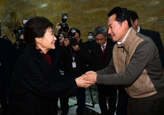 박근혜 전 대통령이 22일 국회 로텐더홀 단식 농성장에서 여드레째 단식 중인 장동혁 국민의힘 대표를 방문해 인사하고 있다.