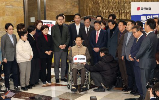 장동혁 국민의힘 대표가 22일 건강 악화로 국회에서 병원으로 이송되기에 앞서 발언하고 있다.