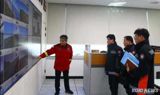 23일 강원특별자치도소방본부와 산림항공본부는 산불 발생 시 효율적 대응을 위해 업무 협의를 했다.(사진=강원특별자치도소방본부)