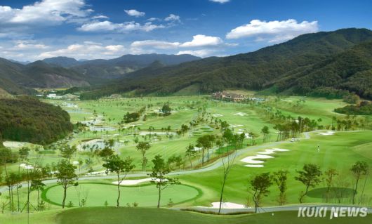 강원 횡성군에 위치한 동원썬밸리컨트리클럽(회장 이신근)이 23일 횡성군청을 방문, 지역 인재 양성을 위한 장학금 1000만원을 횡성군에 기탁했다. 동원썬밸리컨트리클럽 코스 전경. 썬밸리그룹 홈피 캡처