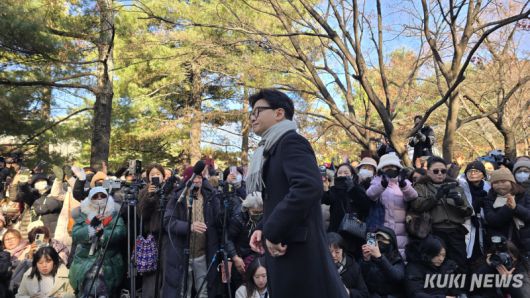 한동훈 전 국민의힘 대표가 지난해 12월 3일 12·3 비상계엄 사태 1년을 맞아 국회 도서관 앞에서 기자회견을 하고 있다. 임현범 기자