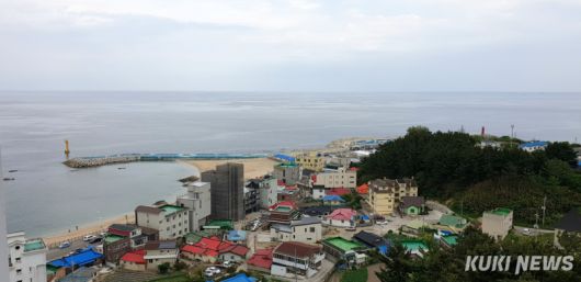 강릉시가 주문진읍 등대꼬댕이공원과 연곡면 영진항간 바다를 연결하는 3.3㎞(편도) 구간의 ‘북강릉 케이블카 조성사업’에 대한 민간사업자 공모를 오는 26일부터 시작해 2월 23일까지 참가의향서를 받는다. 연곡면 영진항 전경.