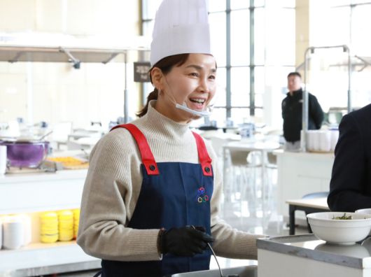 국회 문화체육관광위원회 여당 간사인 임오경 더불어민주당 의원이 23일 충북 진천 국개대표선수촌 선수식당에서 배식 봉사를 하고 있다. 임오경 의원실 제공