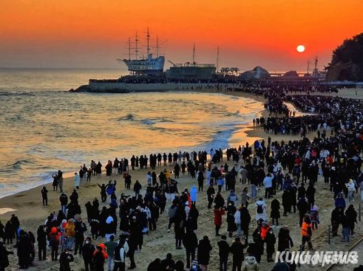 강릉시는 23일 강릉시청 대강당에서 김홍규 강릉시장, 최익순 강릉시의회 의장, 최길영 국제관광도시 시민실천운동 추진위원회 위원장을 비롯해 유관 기관장과 시민 등 1000여명이 참석한 가운데 ‘2026-2027 강릉방문의 해’ 선포식을 개최, 2027년까지 국내 관광객 5000만명, 외국인 관광객 50만명 유치 목표를 공식 선언했다. 2026년 정동진 해맞이 모습. 강릉시 제공