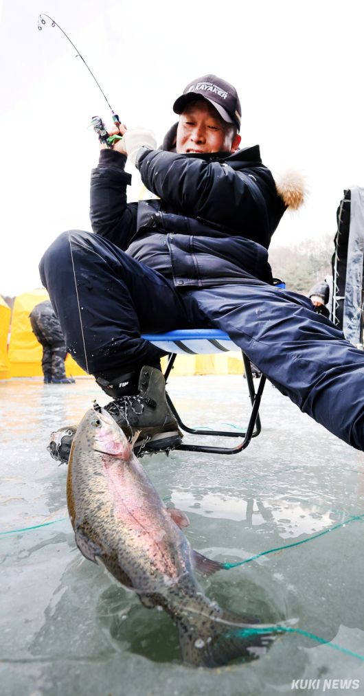 평창송어축제 20주년을 기념한 ‘2026 평창송어 얼음낚시 대회’가 오는 29일부터 30일까지 이틀간 강원 평창군 진부면 오대천 평창송어축제장 일원에서 열린다. 2026년 평창송어축제 얼음낚시 모습. 평창군 제공