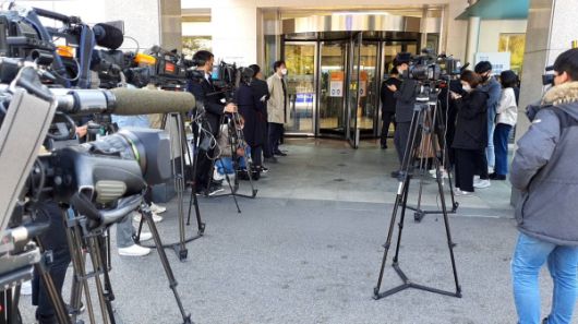 삼성서울병원 장례식장에 마련된 고(故) 이건희 회장의 빈소 앞에 취재진들이 몰려있다. [사진=이형선 기자]