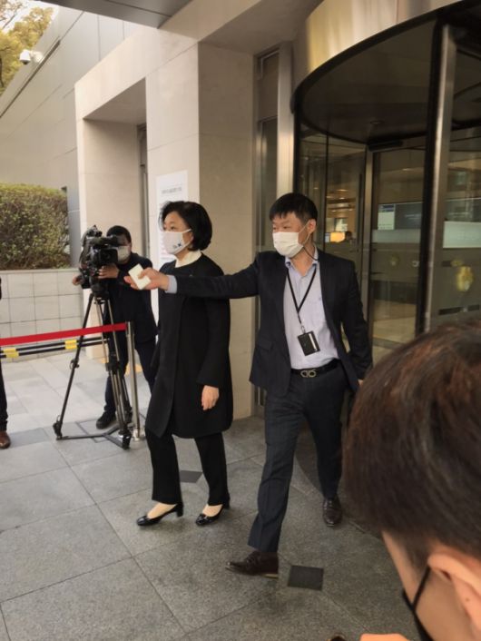 박영선 중소벤처기업부 장관이 27일 오후 이건희 회장의 빈소를 찾아 조문했다. [사진=이형선 기자]